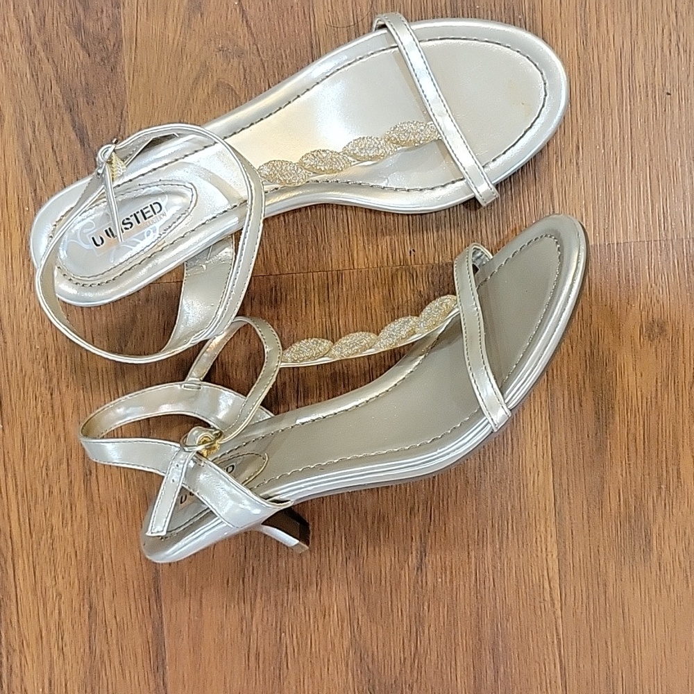 Unlisted Kenneth Cole Production gold kitten heel sandals gold sparkle 8 M EUC…
